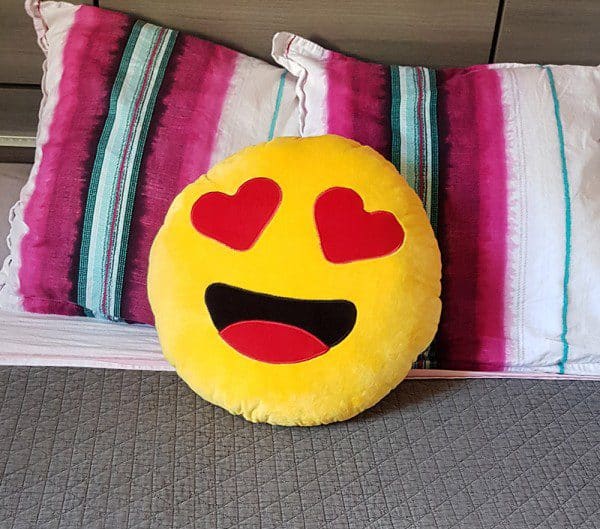 coussin-emoji-love-20-cm coussin coeur emoji